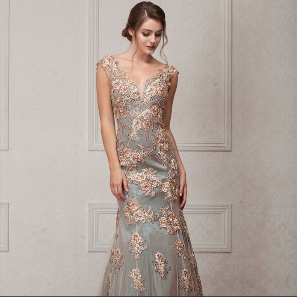 Elegant Blue-Grey Prom Gown with Rose Gold Lace Appliqué